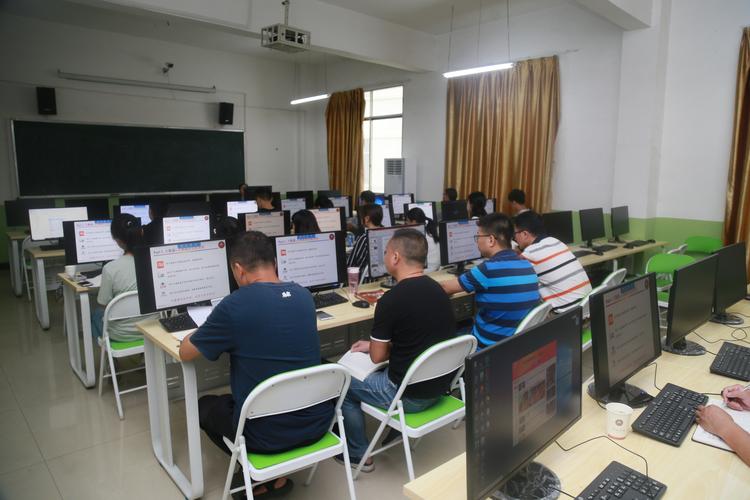 7月  日上午,我院在数字媒体技术实验室开展"计算机网络课程体系"